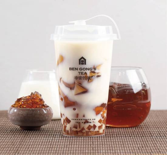 Oolong milk tea / 茶⽴⽅烏龍